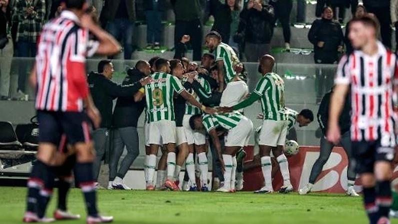 Jogadores do Juventude comemoram gol sobre o São Paulo pela Copa do Brasil