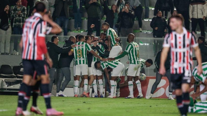 Jogadores do Juventude celebram gol sobre o São Paulo, pela Copa do Brasil