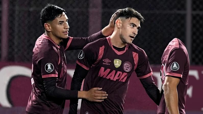 Jogadores do Lanús comemoram gol contra o Mirassol na Libertadores
