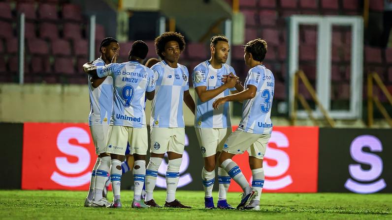 Jogadores comemoram gol contra o Confiança — Foto: Lucas Uebel/Grêmio