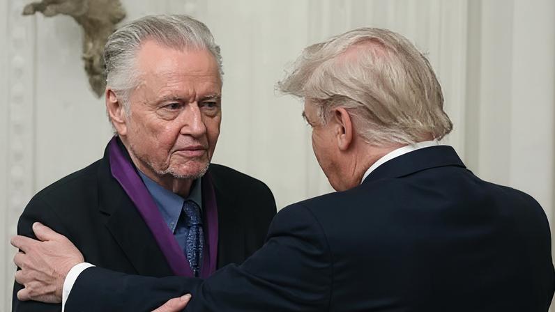 O presidente dos EUA, Donald Trump, presenteia o ator Jon Voight com a Medalha Nacional de Artes durante uma cerimônia na Sala Leste da Whit House em 21 de novembro de 2019 em Washington, DC.