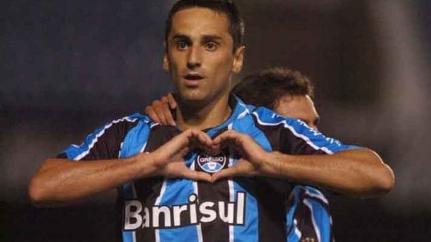 Em tarde iluminada no Estádio Olímpico Monumental, o atacante Jonas marcou duas vezes de pênalti e garantiu a goleada do Grêmio por 4 a 1 sobre o Flamengo no Brasileirão de 2009. (Arquivo /LANCE!)