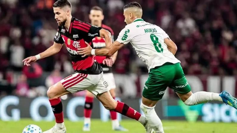 Jorginho sofre falta de Andreas Pereira, do Palmeiras