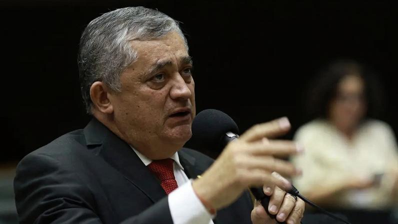 José Guimarães afirma que partido trabalhará para evitar que escândalo do Master seja colado a Lula pela oposição. (Foto: Myke Sena/Câmara dos Deputados)