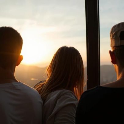 Jovens brasileiros enfrentam dilema entre desemprego e diploma