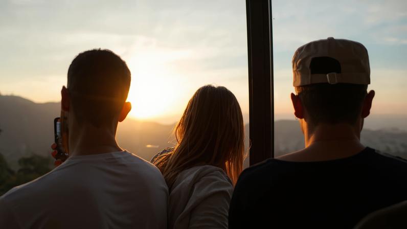 Apenas 33% dos jovens que concluíram o ensino médio ingressaram na universidade no ano seguinte. Entre os que entram, muitos não concluem: a evasão chega a 24,1% na educação a distância e a 9,5% no ensino presencial. (Foto: Elizeu Dias/Unsplash )