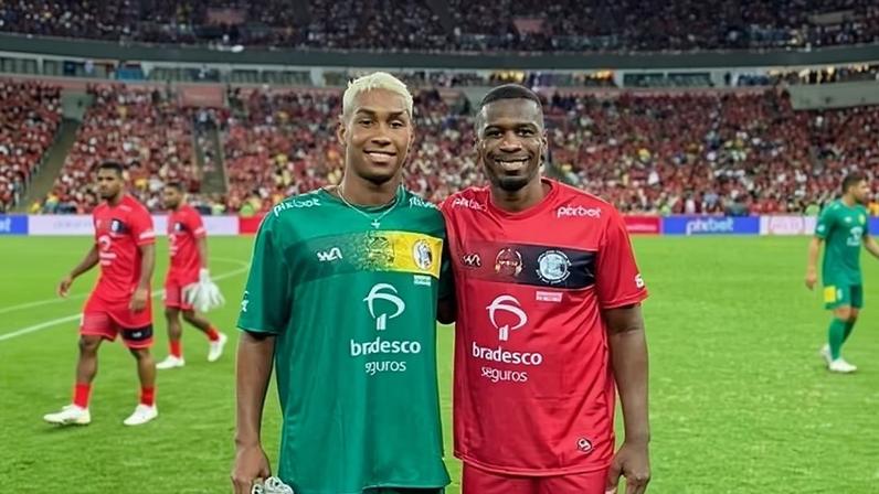 Juan (dir.) com seu filho João Lucas em jogo festivo de Zico: jovem é goleiro em Portugal