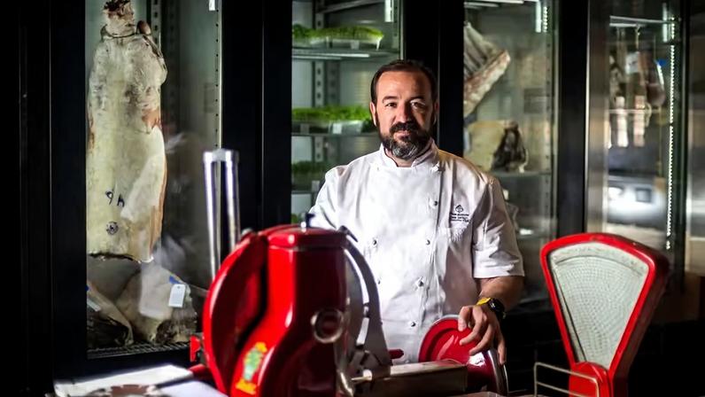 Juan Gaffari, especialista em asado, no Four Seasons de Buenos Aires