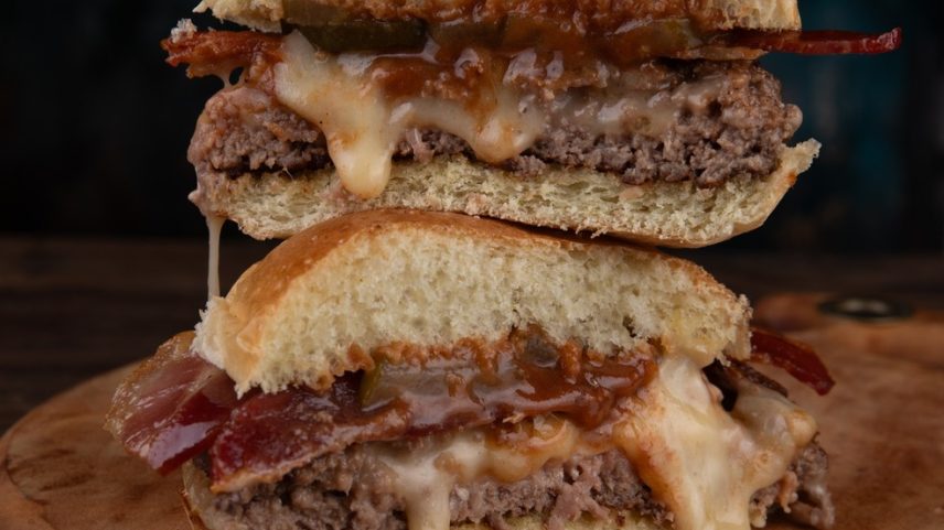 Burger Juicy Lucy Brie — Foto: Divulgação/T.T. Burguer