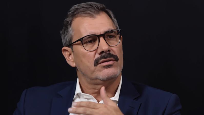 Juliano Cazarré divulgou fake news em programa da GloboNews