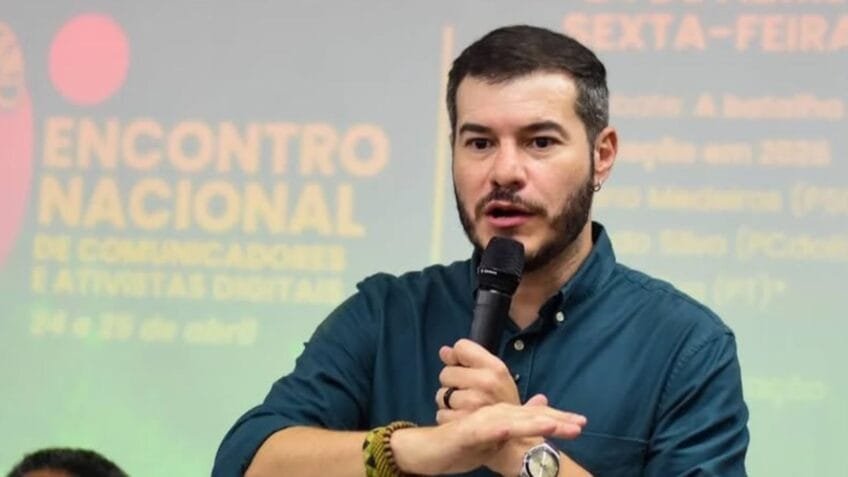 Na imagem, o presidente da federação Psol-Rede, Juliano Medeiros