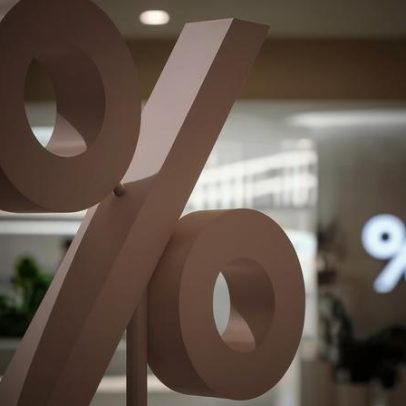 Juros futuros sobem com dólar valorizado, incerteza geopolítica e IPCA-15