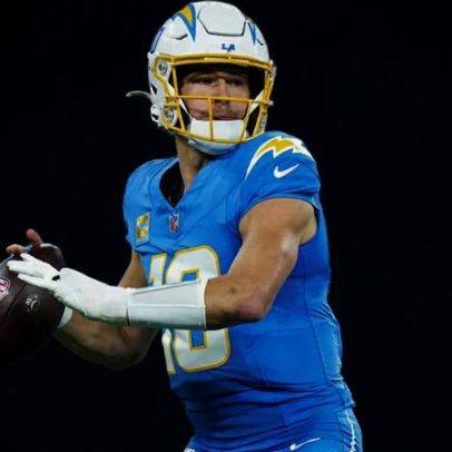 Mike McDaniel define meta para Justin Herbert dominar a posição de forma nova