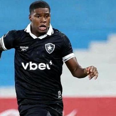 Técnico do Panamá discute com jornalista após remover jovem da Copa