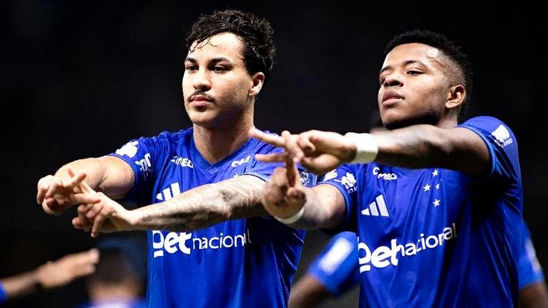Kaio Jorge comemora gol do Cruzeiro com Keny Arroyo, pela Copa do Brasil