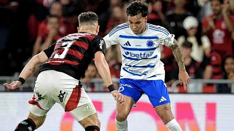 Kaio Jorge tenta driblar Léo Ortiz durante Flamengo x Cruzeiro, confronto do Brasileirão