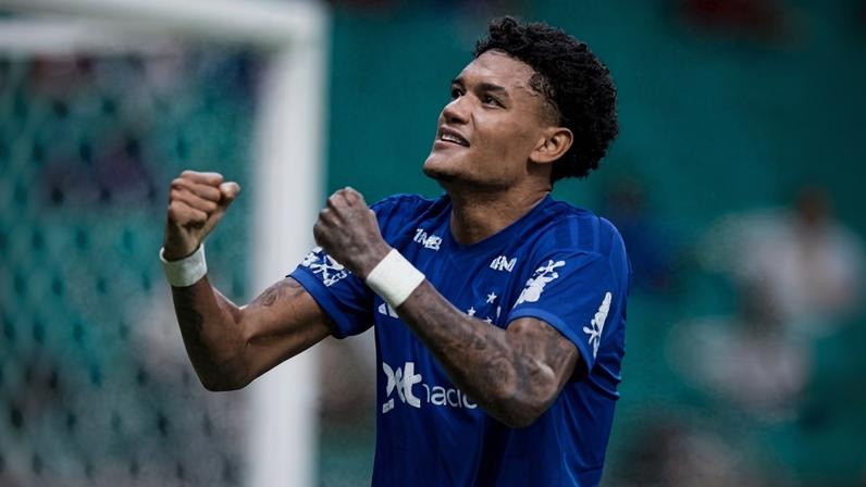 Kaique Kenji, do Cruzeiro, comemora gol contra o Bahia, pelo Brasileirão