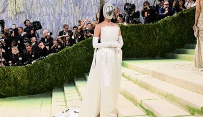 Katy Perry destaca look com rosto coberto e seis dedos no Met Gala
