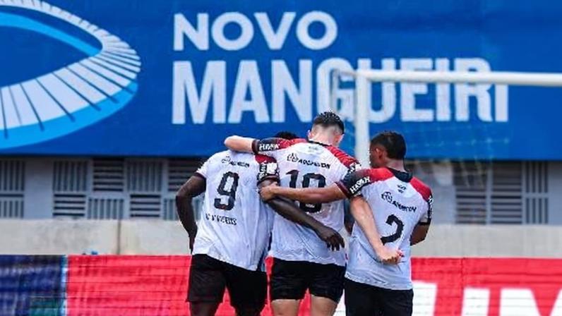 Kevin Viveros, do Athletico-PR, comemora seu gol durante partida contra o Remo