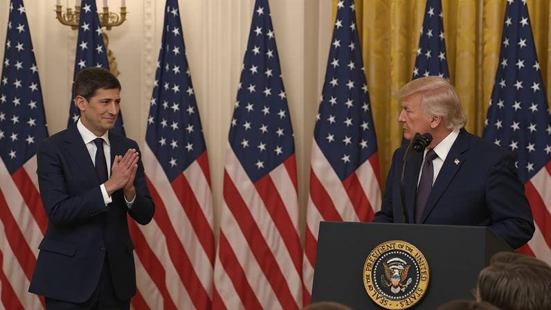 Kevin Warsh assume presidência do Fed (Federal Reserve), Banco Central dos Estados Unidos, na Casa Branca, ao lado de Donald Trump