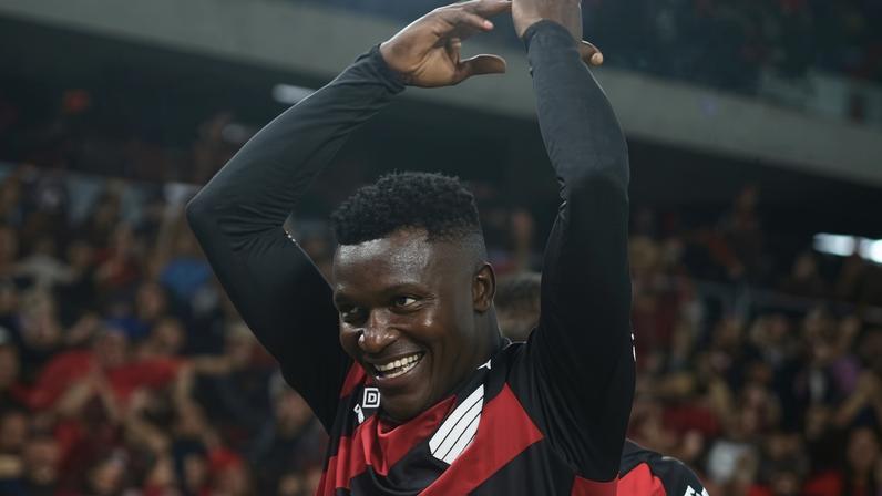 Kevin Viveros, do Athletico, comemora gol contra o Mirassol em vitória por 1 a 0