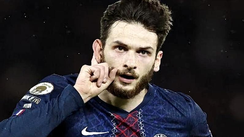 Khvicha Kvaratskhelia comemora após marcar para o PSG contra o Rennes pelo Campeonato Francês