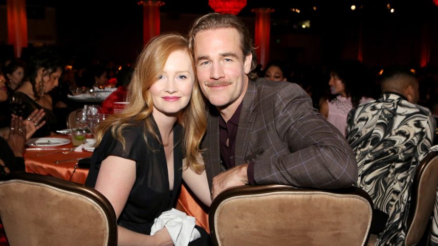 Esposa de James Van Der Beek diz que a realidade está se acomodando 3 meses após a morte