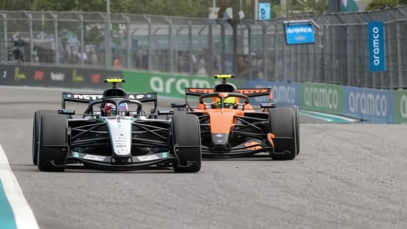 Kimi Antonelli disputa com Lando Norris durante o GP de Miami