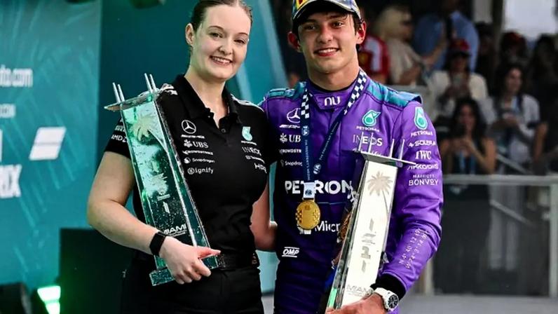 Amy Walker subiu ao pódio com Kimi Antonelli ontem em Miami