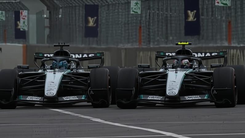 Kimi Antonelli e George Russell lado a lado em disputa no GP do Canadá