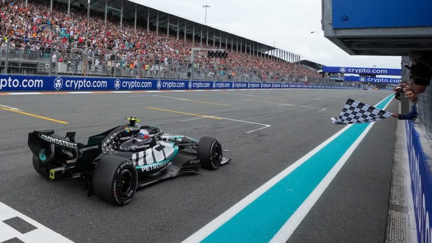 Kimi Antonelli recebe bandeirada no GP de Miami pela F1 2026 (Foto: Rebecca Blackwell / POOL / AFP)