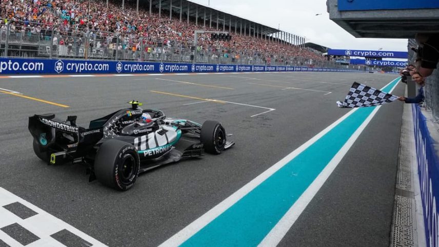 Kimi Antonelli recebe bandeirada no GP de Miami pela F1 2026 (Foto: Rebecca Blackwell / POOL / AFP)