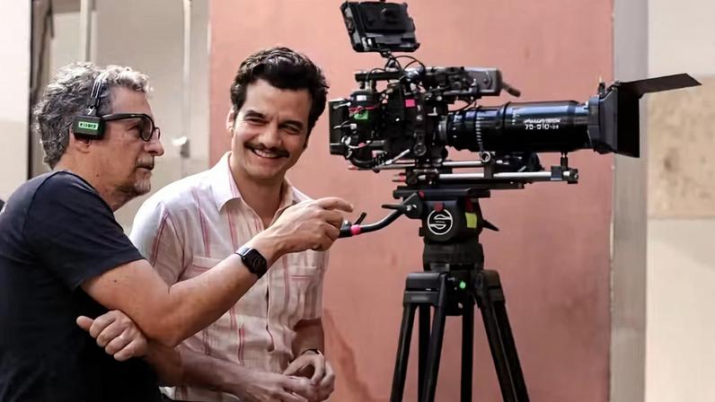 Kleber Mendonça Filho e Wagner Moura na filmagem de 'O agente secreto', produção brasileira
