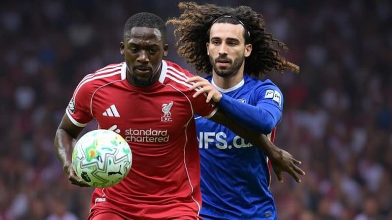 Konaté e Cucurella disputam a bola em duelo entre Liverpool e Chelsea