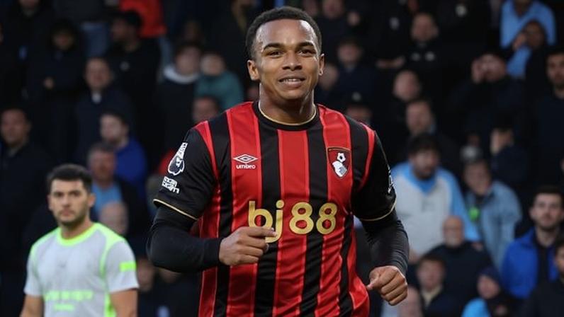 Kroupi, do Bournemouth, comemora gol marcado contra o Manchester City, na 37ª rodada da Premier League