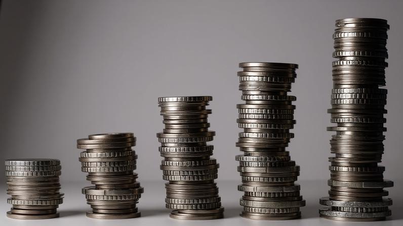 Renda média do brasileiro sobe no início de 2026; na imagem, moedas em alta