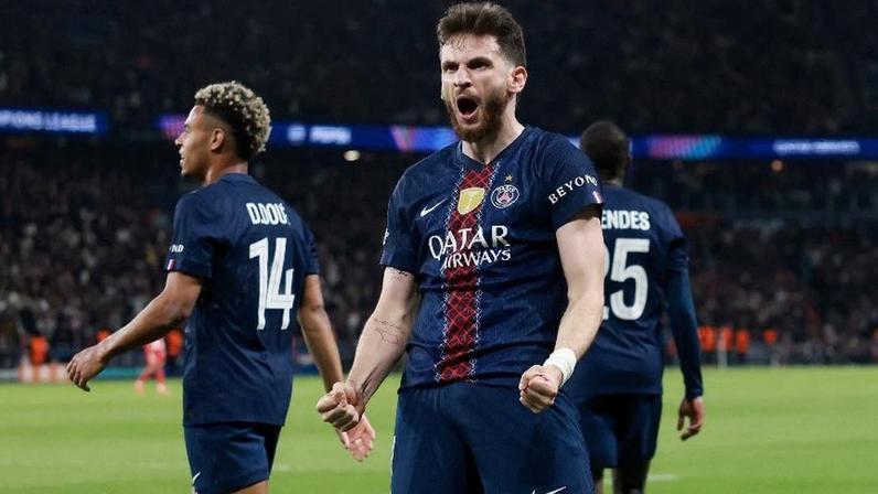 Kvaratskhelia, do PSG, comemora gol contra o Bayern, pela Liga dos Campeões