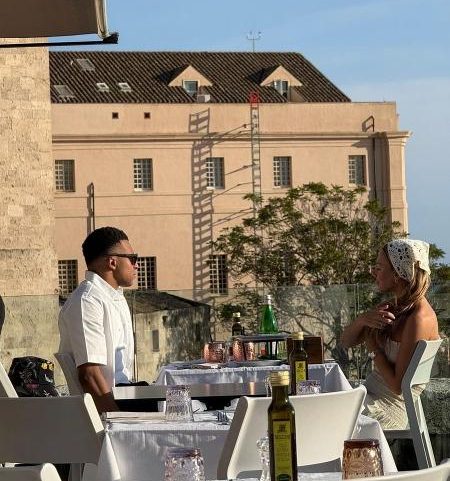 Kylian Mbappé e Ester Expósito foram flagrados durante viagem à Itália