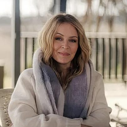 Kylie Minogue relembra câncer de mama e críticas em nova série