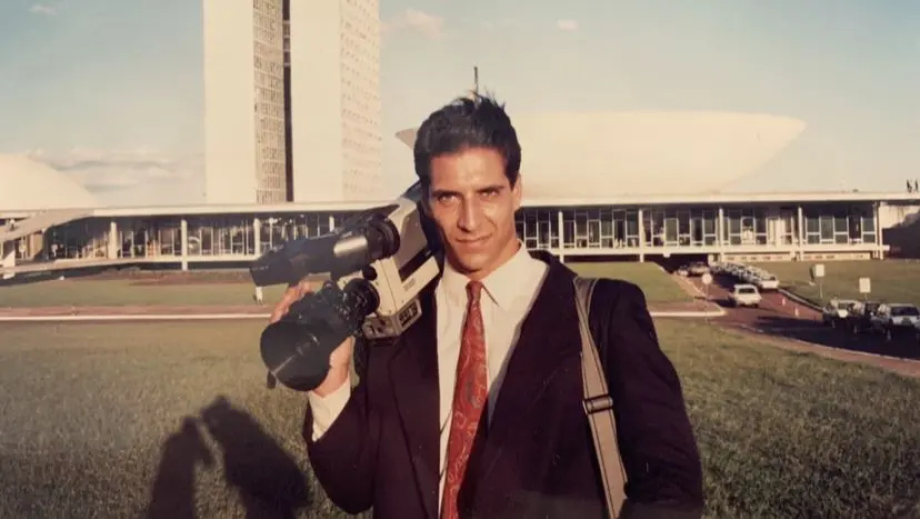 O colunista em 1993, diante do Congresso Nacional, em Brasília. (Foto: Arquivo pessoal)