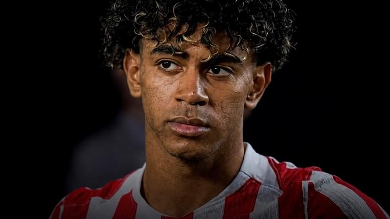 Lamine Yamal com a camisa do Atlético de Madri, em uma resposta do clube ao Barcelona
