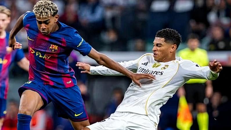 Lamine Yamal disputa a bola com Jude Bellingham no clássico entre Real Madrid e Barcelona, no Santiago Bernabéu, em 26 de outubro de 2025