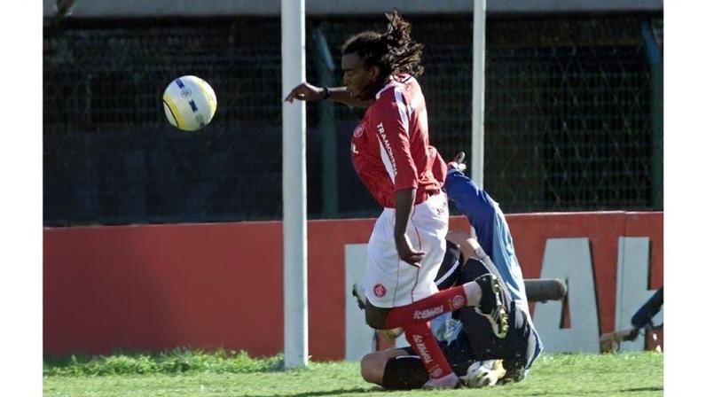 Lance entre Tinga e Fabio Costa em Corinthians x Inter 2005