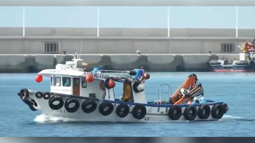 primeiros passageiros deixam o navio