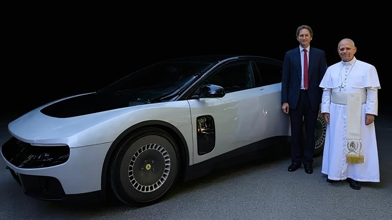 Nova Ferrari Luce é apresentada ao Papa Leão XVI por John Elkann, presidente da montadora