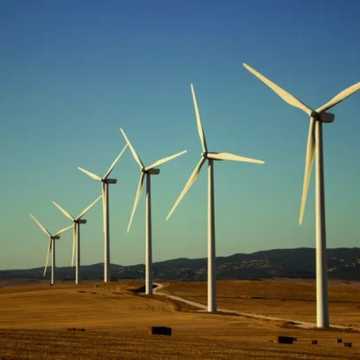 América Latina avança em energia limpa, mas enfrenta desindustrialização