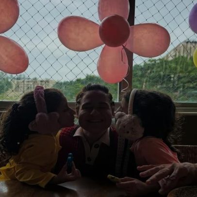 Lan Lanh posa com gêmeas e celebra presentes que a vida deu