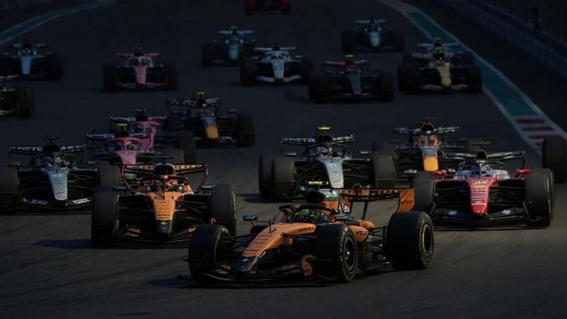 Lando Norris lidera pelotão na sprint do GP de Miami na F1 2026 (Foto: CHARLY TRIBALLEAU / AFP)
