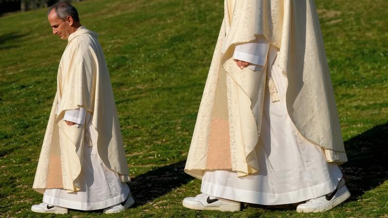 Documentário do Vaticano mostra Leão X usando tênis Nike
