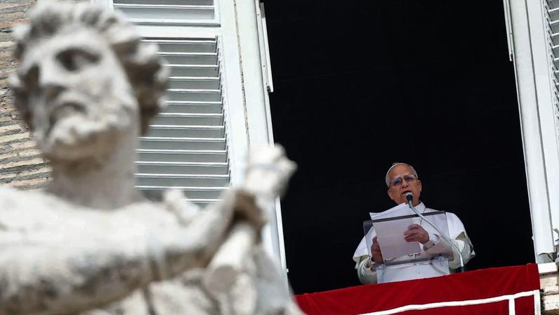 O papa Leão XIV durante a oração do Regina Caeli, no Vaticano, em 12 de abril. (Foto: Giuseppe Lami/EFE/EPA)